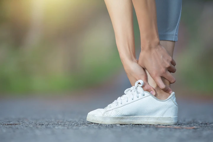 Ayak Bileği Dış Yan Bağ Yaralanmaları: Kapsamlı Tedavi Rehberi Ve İyileşme Süreci | Uzm.fzt. Onur Seyrek Ayak Bileği Dış Yan Bağ Yaralanmaları: Kapsamlı Tedavi Rehberi Ve İyileşme Süreci