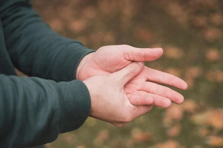 Başparmak Tabanında Ağrı: Dequervain Sendromu Nedir? Nedenleri, Belirtileri Ve Tedavisi